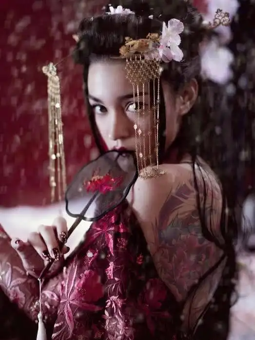 有种整容叫妖猫传的杨贵妃,如今染金发换上银色长裙,美得像仙女