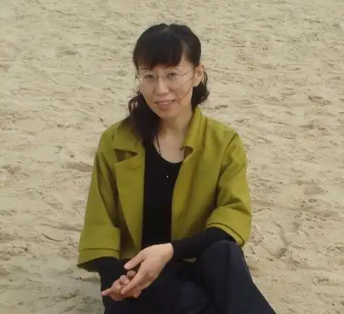 63岁老戏骨程煜罕现身,头发花白老态明显,妻子才华横溢是大导演