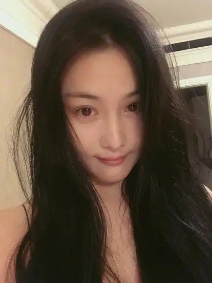 张馨予男装造型太撩了,白衬衣帅气十足,跳舞有种反差萌