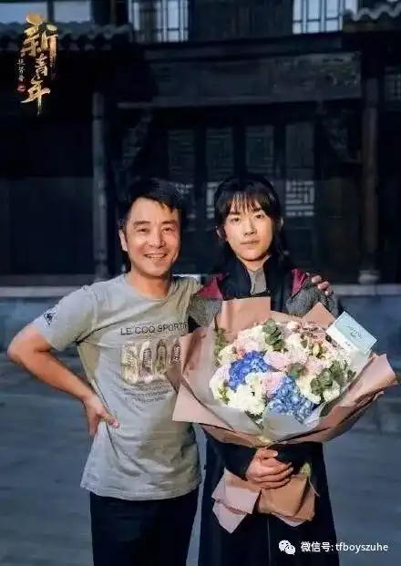 得知高考分数,千玺在剧照收到了蛋糕和鲜花
