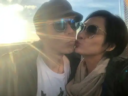 黄贯中为朱茵庆生晒俩人对嘴自拍照恩爱惹人羡