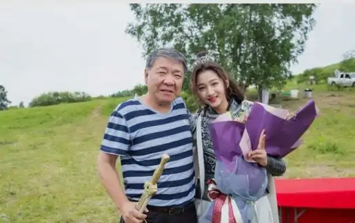 关晓彤新片终上映,可首日仅713万,曾经想超越长津湖