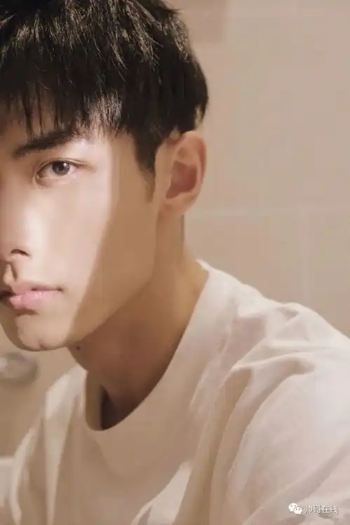 视频秀腹肌小网剧男演员内卷,人均颜正条顺有腹肌,连老阿姨都不淡定了
