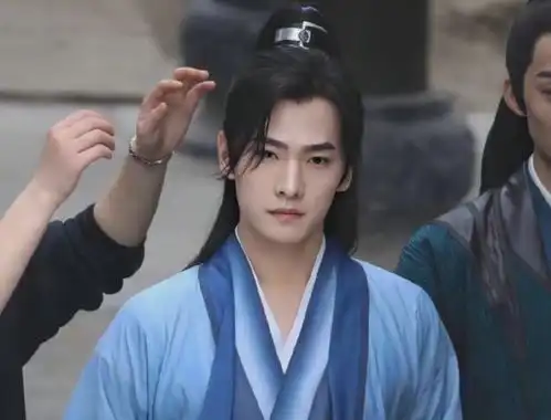 且试天下一坑到底杨洋穿两件套后,新路透造型越发不忍直视
