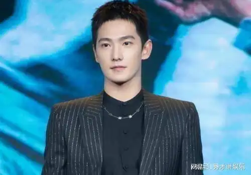 男星拍戏身高造假多离谱垫木板,踩推车,穿高跟鞋,太牛了
