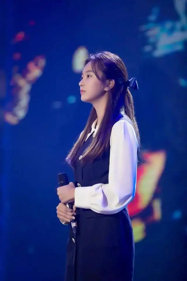 7号房的礼物小女孩长大了曾为她哭瞎眼,如今凭美貌回热搜