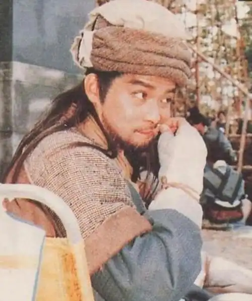 黄日华版天龙八部幕后照,乔峰也有不正经的一面,阿朱依然俏皮
