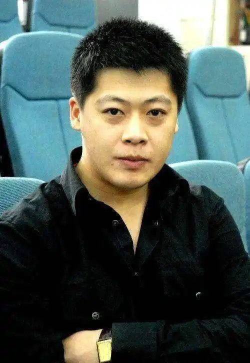 乡村爱情谢永强被爆欠员工工资,与小12岁女友才结婚就玩失踪

