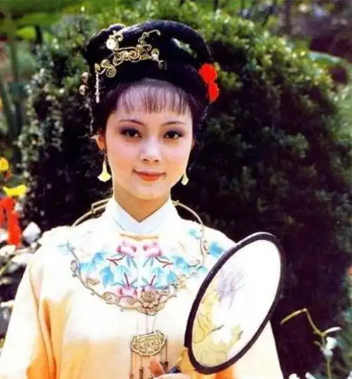 红楼梦百花争艳,为何薛宝钗花签是牡丹,她能和花王牡丹相配吗