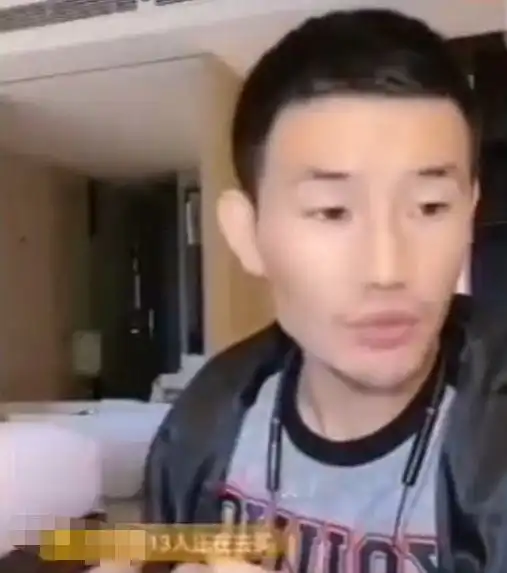 嘎子哥晒剧照穿粗布衣朴素接地气,身旁倪大红撇嘴眯眼表情搞怪
