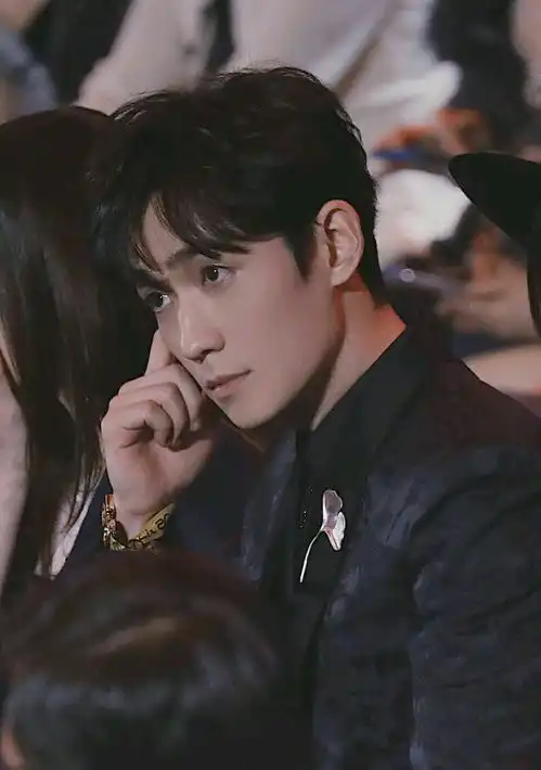 朱一龙高清壁纸美图,我居美美哒,让我们一起来看看这个成熟男人
