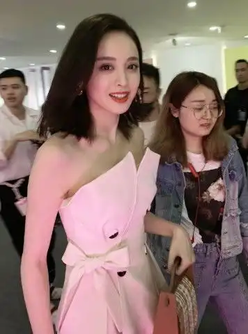 古力娜扎机场生图照,身穿白裙依旧肤白貌美,网友娱乐圈第一美
