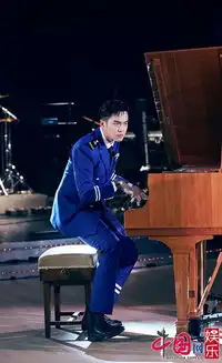 明星大侦探开播井柏然张若昀白敬亭上演钢琴battle
