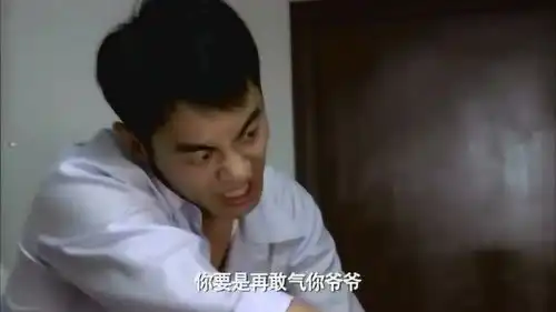 正阳门下小懒猫也有害怕的时候,春明一拍桌子吓得往地上蹲
