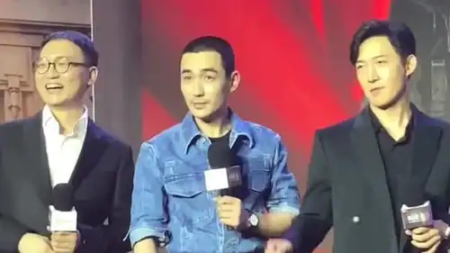 本来要帅气的拍照,结果朱一龙一秒破功,这是胳膊大疫苗打的抬不起来吗
