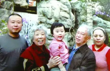 老两口与儿子争住44平米蜗居