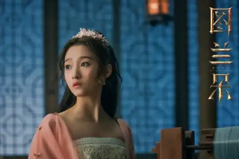 关晓彤新剧造型曝光粉纱裙鲜花妆温柔至极
