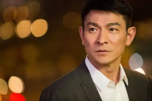 刘德华跟高圆圆跳舞照被曝光,素颜状态下,两人依旧是俊男靓女
