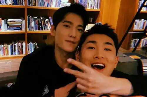 杨洋赶上了王彦霖婚礼晚宴,王彦霖新婚众多好友到场支持
