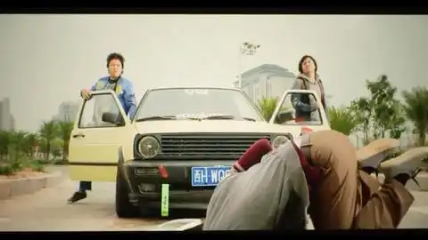 西虹市首富沈腾车被鸟粪砸到以为开始走运没想到来了个碰瓷的
