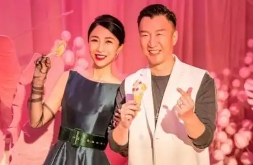 孙红雷化身女儿奴,带孩子逛街打扮粉嫩,手牵手走路父爱十足
