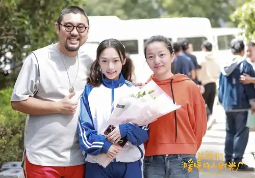 依莎致我们暖暖的小时光杀青青春演绎校园职场角色变换
