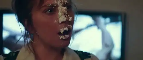 明星的诞生杰克逊好幼稚,嫉妒艾莉出名,拿蛋糕糊了她一脸
