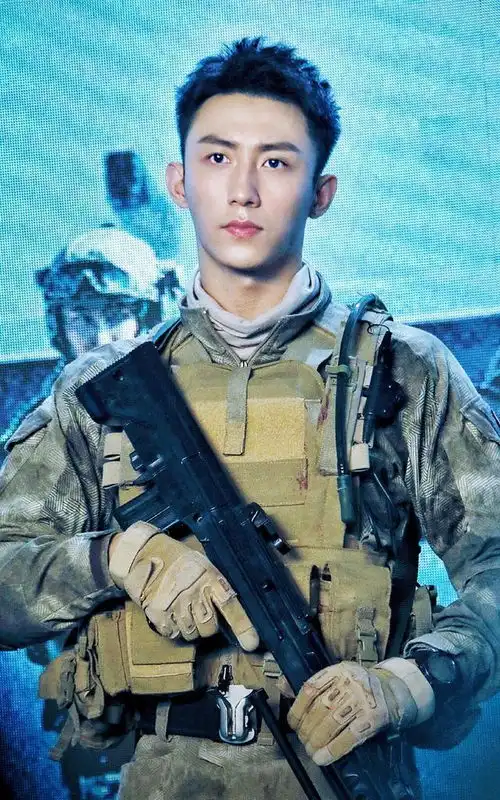 中国版太阳的后裔,李沁黄景瑜合作亲爱的戎装,甜哭了