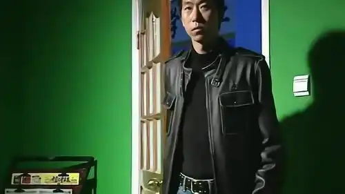 快乐星球艾克跺了两下脚就跳起来,头还撞到天花板,看着都疼
