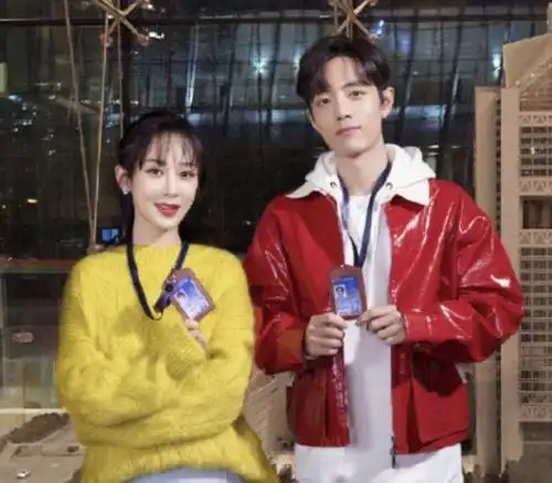 杨紫肖战路边吻戏曝光,杨紫手捧肖战脸颊很深情,二人双目对视超甜蜜