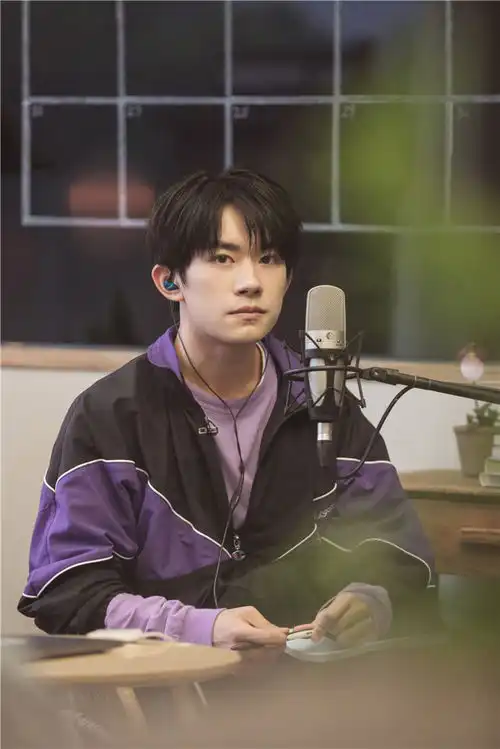 易烊千玺运动套装诠释少年活力
