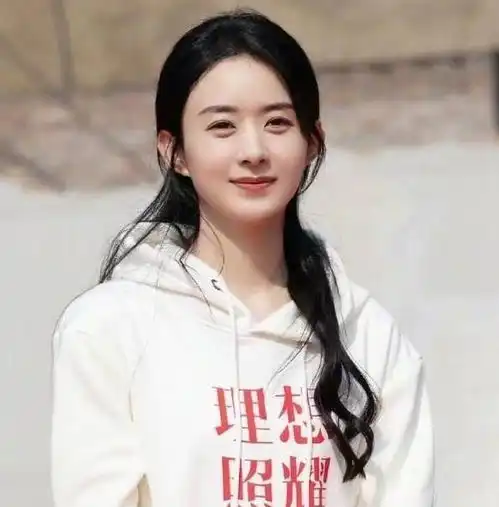 组图赵丽颖新剧路透素颜略显憔悴脚穿雨靴装扮朴素
