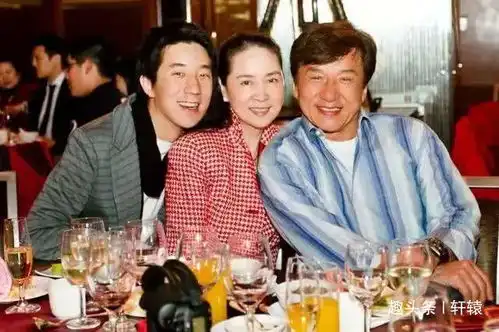 成龙电影上成就很高,妻子林凤娇美丽贤惠,本该华丽,却低调简单
