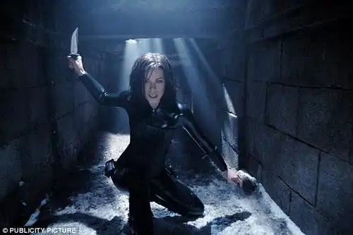 吸血鬼想吸干人血需要多久整整42分钟才行
