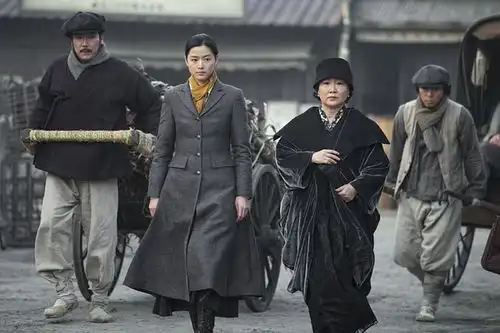 京秋时装大片穿了风衣,好像就该有个故事要开始了
