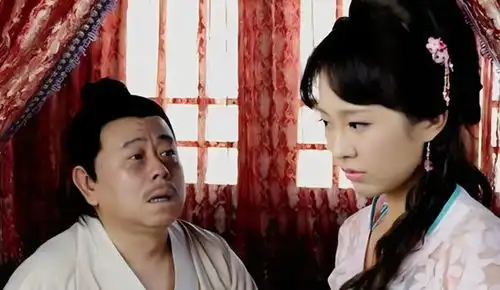 为何说武大郎死有余辜,你看潘金莲勾引武松之后,他在一旁做什么
