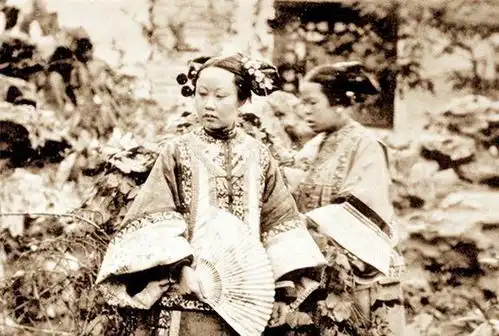 一法国人展出一组晚清彩照格格妆容很是惊悚,颐和园宛若天堂
