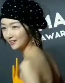 周冬雨几张歪戴帽子图片显个性,网友评论亮