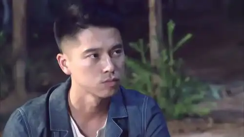 孤男寡女独处小树林,富家女无法压抑感情,害羞的主动闭上双眼
