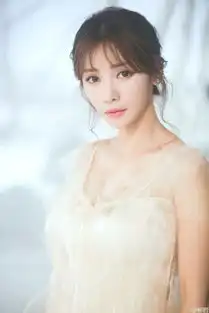 柳岩紧身裙秀傲人胸姿坐挖掘机玩飞天