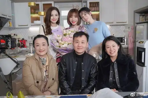 柳岩晒杀青照和娜扎脸贴脸似亲姐妹