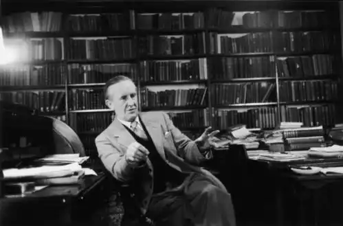 九大知识点,带你穿越指环王的前生今世
