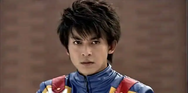 爱情公寓的张伟,不仅背着我们出演尔康和金甲战士,还出演了军旅剧