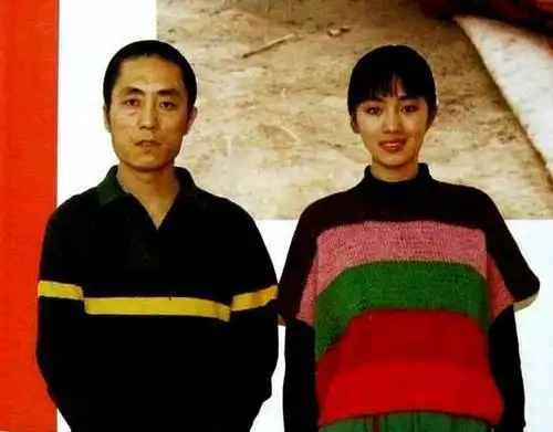 娇妻爱子冒雪探班,69岁张艺谋爱过巩俐辜负原配,归宿为何是陈婷
