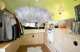 旧金山年轻人住拖车和小船躲避高房租
