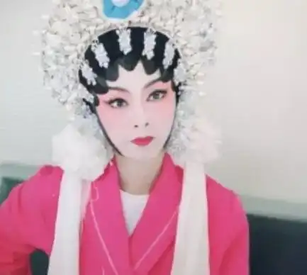 65岁米雪京剧造型美呆了,气质突出,与谢贤再度合作
