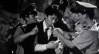 还记得国产凌凌漆中星爷用100元人民币收买的警察吗