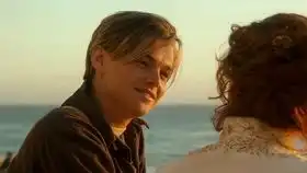 泰坦尼克号中莱昂纳多教凯特吐痰被她妈妈看到的尴尬场面