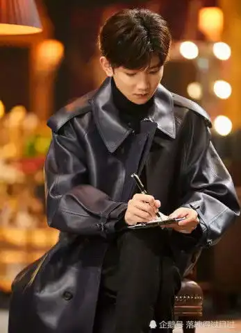 王源现身大侦探,他的坐姿十分的抢镜,网友还是非常的帅