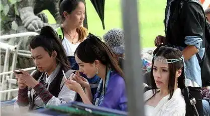 古剑奇谭爆笑花絮李易峰挖鼻屎杨幂沦小工为李苏苏打伞